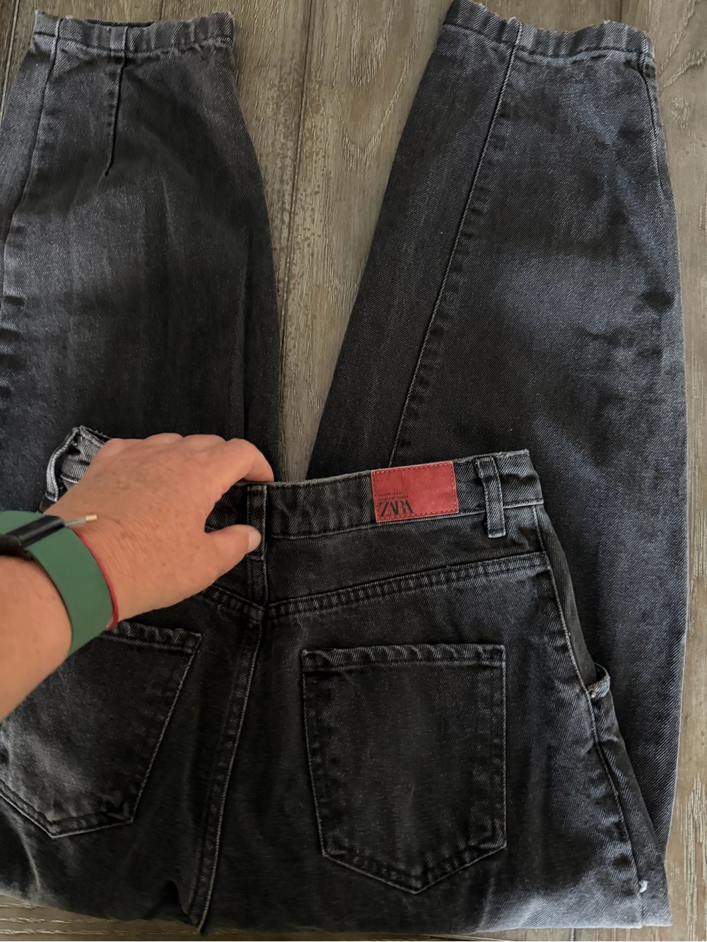 Zara High-Waist Relaxed Black Barrel Jeans - Picture 9 of 12